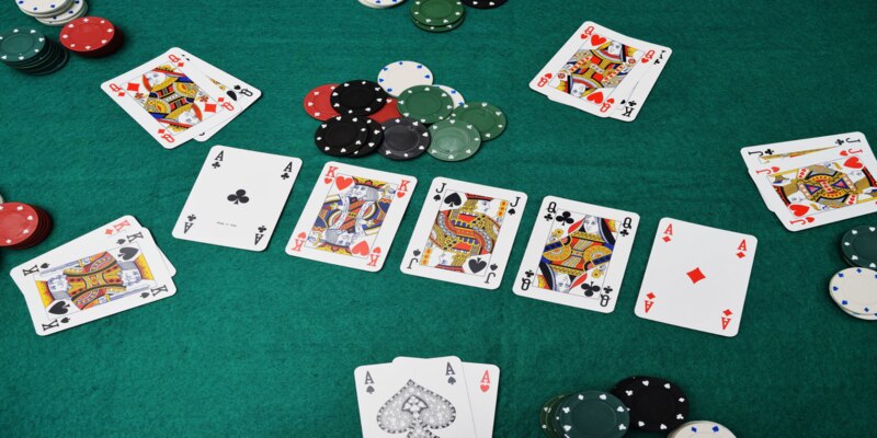 Theo thuật ngữ Poker người chơi sẽ nhận biết được sức mạnh của Poker Hand